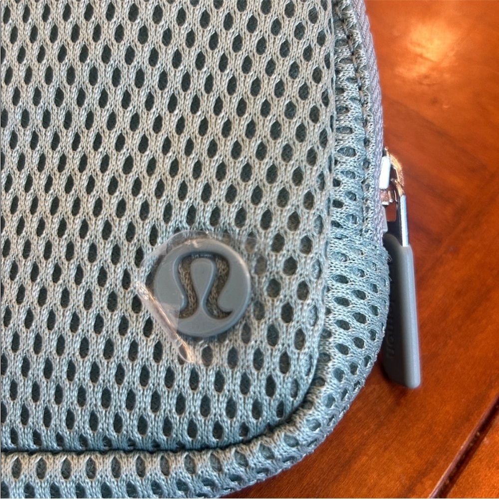 Lululemon Everywhere Knit Mesh Belt Bag 1L Crater Blue NWT - Picture 6 of 9